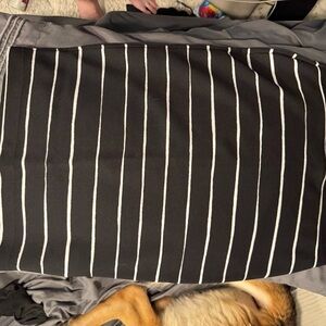 Banana Republic Black and White Skirt 
Size XS but fits more like a medium
$10